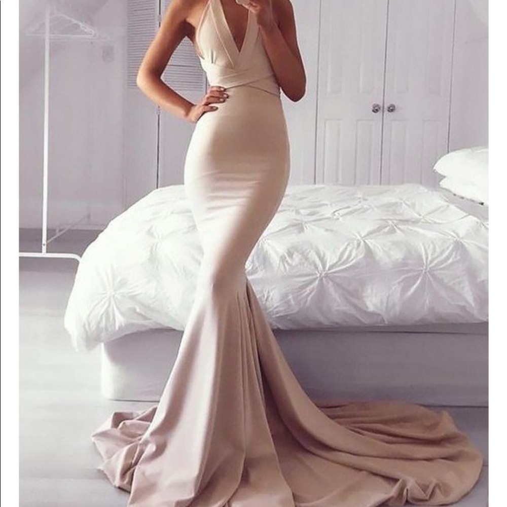 Sleeveless mermaid V-neck prom dress